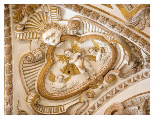 Украшения на стенах собора в Меските.