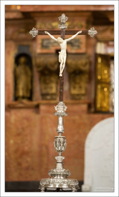 Распятие в алтаре собора Мескиты.