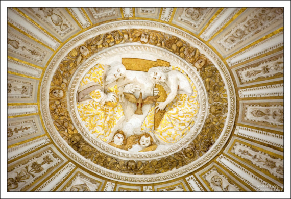 Лепнина на потолке Мескиты выполнена под руководством скульптора Хуана де Очоа (16-й век).