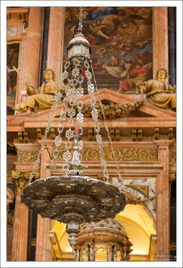 Лампада, размещённая перед образами в соборе Мескиты.