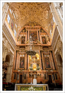 Главный алтарь церкви в Меските выполнен из розового мрамора.