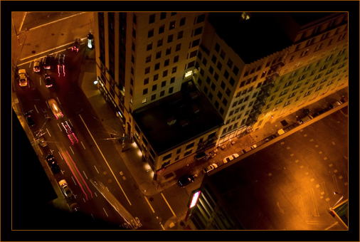 Вид вертикально вниз на Market street из окна на 34-м этаже отеля. Сан-Франциско.