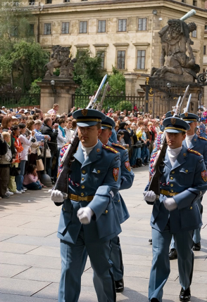 В современной униформе от Теодора Пиштека воины караула впервые появились 15 марта 1990 года, во время государственного визита немецкого президента Рихарда фон Вайцзекера.
