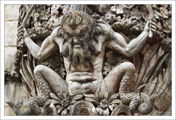 Тритон - аллегорическое изображение сотворения мира. Дворец Пена.