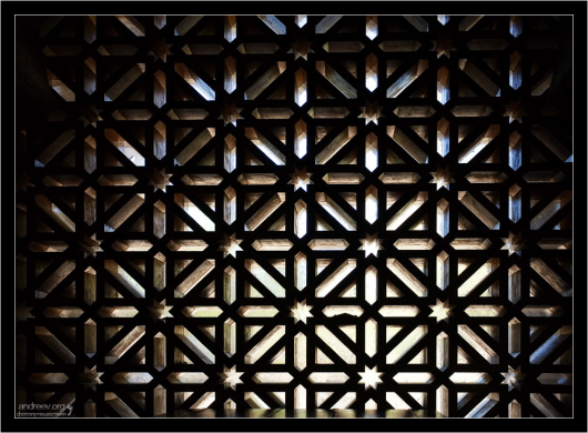 Фрагмент деревянных ставен на окнах в Меските.