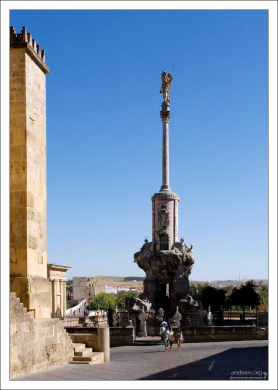 Колонна Архангела Рафаила на площади перед Мескитой.