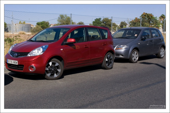 Nissan Note на парковке.