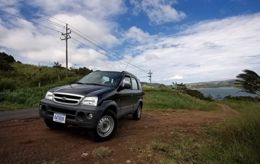 Джип Дайхацу на обочине дороги возле озера Аренал.