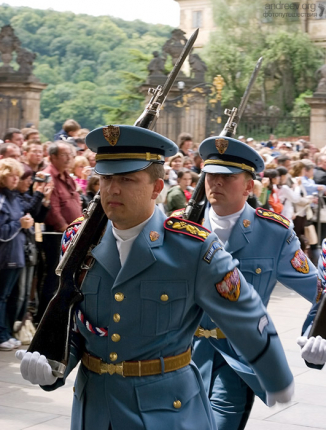 Если на пути у гвардейцев окажется незадачливый турист, они начинают раздувать щеки, и бить прикладами о землю, чтобы народ расступился.