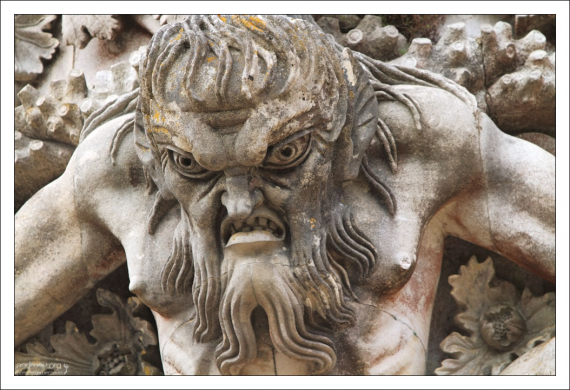 Тритон с неласковым выражением лица. Дворец Пена.