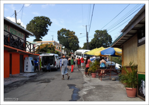 Популярная остановка среди туристов около залива Marigot Bay.