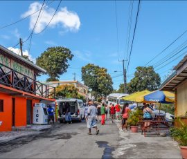 Популярная остановка среди туристов около залива Marigot Bay.