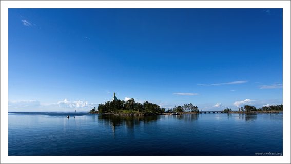 Хpам Свято-Никольского скита находится на маленьком одноименном острове и издалека виден с Ладоги.