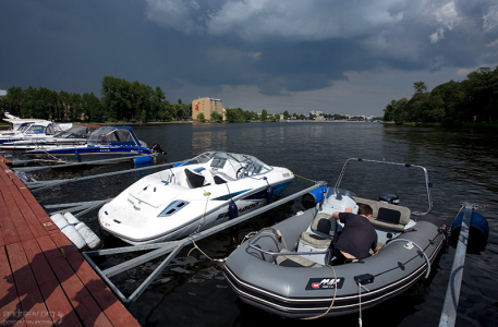 Стоянка для частных катеров и лодок.