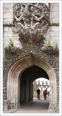 Арка с Тритоном выполнена в стиле мануэлино. Дворец Пена.