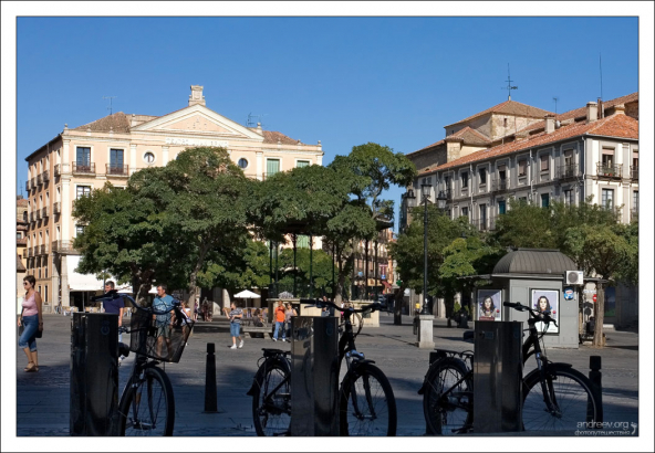 Велосипедная стоянка в центре. Сеговия, Испания.