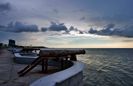 Ржавые пушки на набережной в Кампече.