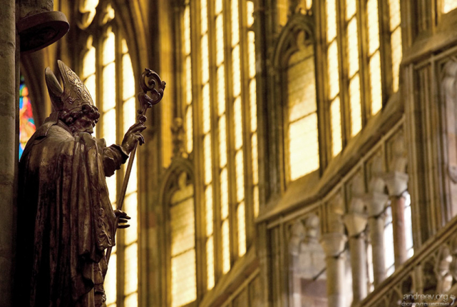 Фигура архиепископа на одной из стен внутри собора Св. Вита.