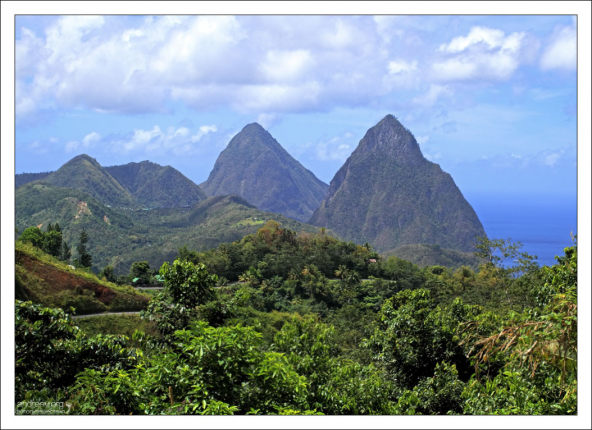 Вулканические конусы Гро-Питон и Пти-Питон.