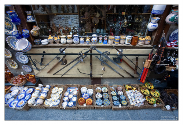 Сувенирная лавка перед собором. Сеговия, Испания.