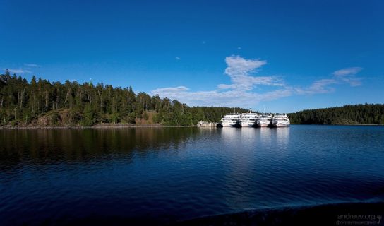 Парковка теплоходов в четыре ряда.