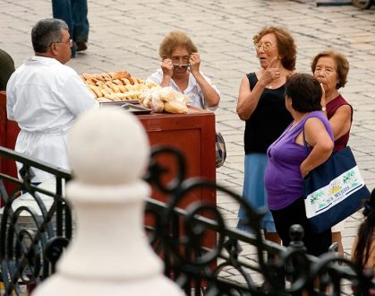 Продавец булочек и покупательницы. Кампече, полуостров Юкатан.