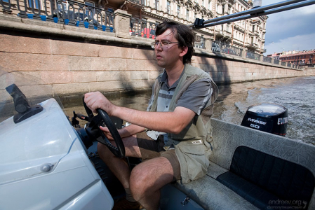 Илья ведет лодку по каналу Грибоедова.