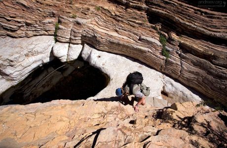 В центре каньона Эрнста расположена карстовая воронка - замкнутая впадина чашеобразной формы.