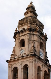 Одна из двух башен главного собора в Кампече.