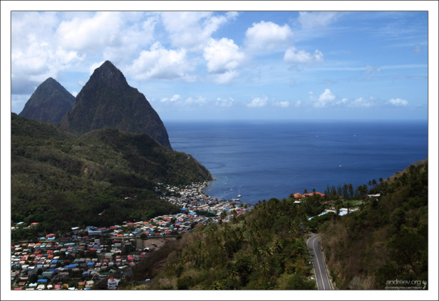 Потухшие вулканы Питон и город Суфриер у их подножия.