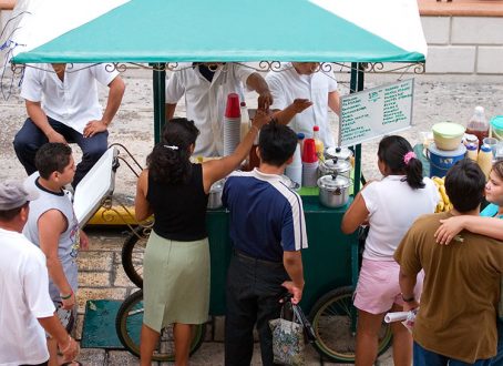 Передвижная тележка по продаже фруктовых соков со льдом.