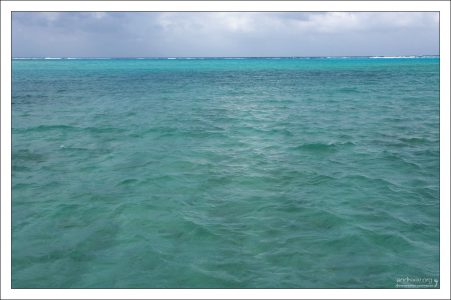 Характерный для Карибов цвет воды.