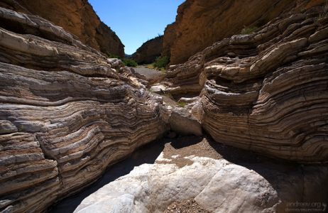 Каньон необычной формы состоит из серых, желтых и красно-коричневых слоев известняка и глинистого сланца в 130 метров толщины.