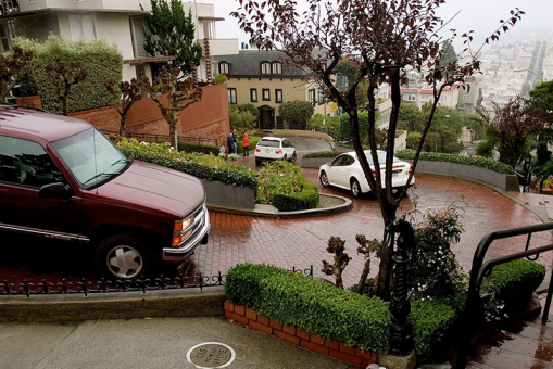 Трафик на Lombard Street разрешен только в одну сторону. Сан-Франциско.