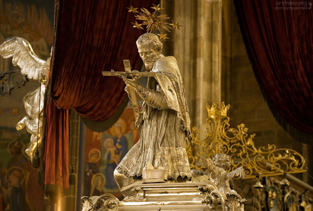 Могила святого Яна Непомуцкого в соборе Св. Вита.