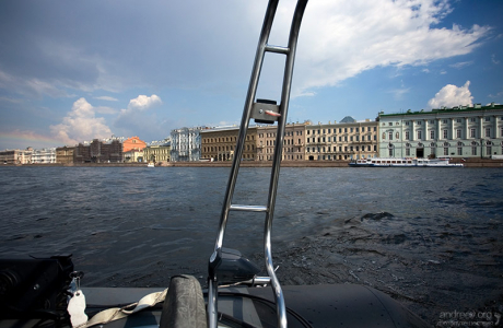 По Неве с ветерком и радугой.