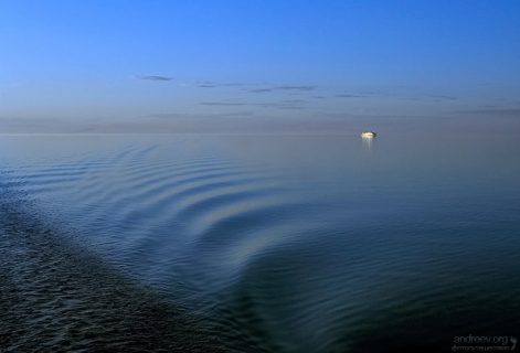 Ладожские просторы и теплоход на горизонте.