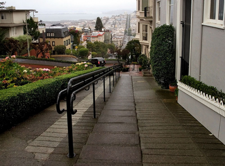 Пешеходная часть на Lombard Street. Сан-Франциско.