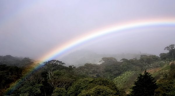 Радуга после дождя в деревне Santa Elena.