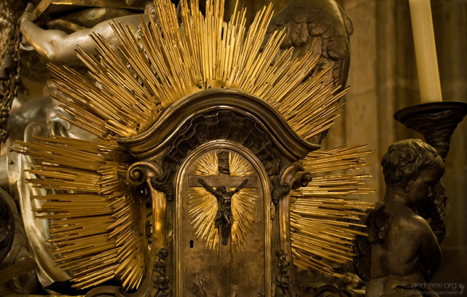 Фрагмент оформления саркофага. Собор Св. Вита.