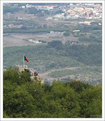 Португальский флаг над Замком мавров.