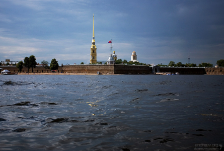 Около Петропавловки в Неве можно разогнаться на лодке до 60 км/ч.