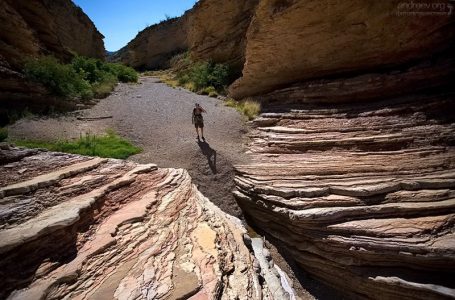 Слои резко обрываются перед входом в каньон Эрнста.