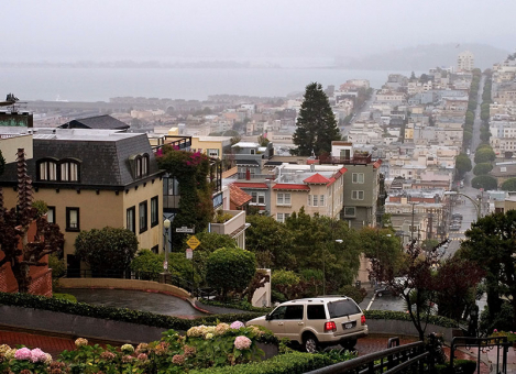 Lombard Street и San Francisco Bay на горизонте.
