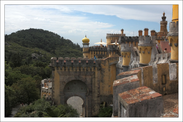 Замок Пена - летняя королевская резиденция (середина 19-го века).
