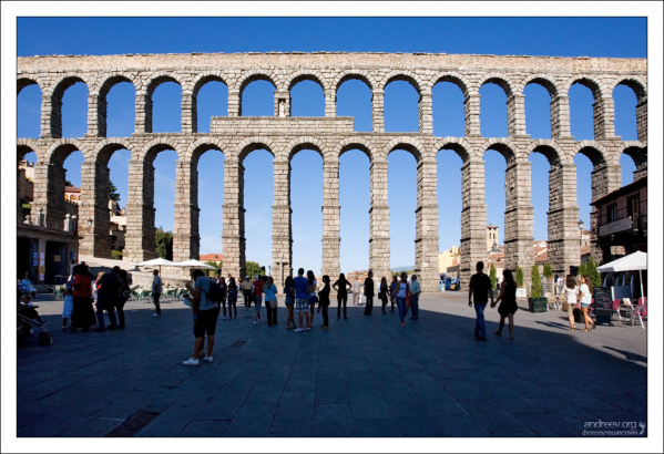 Самая внушительная часть древнеримского акведука на площади Plaza Azoguejo. Сеговия, Испания.