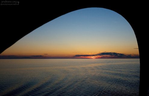 Солнце только-только скрылось за горизонтом. Ладожское озеро.