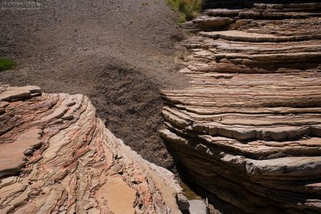 Слои каньона Эрнста, застывшие как вкопанные.