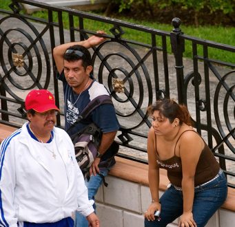 Около ограждения у центральной площади. Кампече.