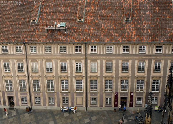 Черепичная крыша здания в третьем дворе Града.